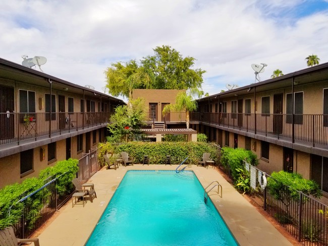 Modern Quarters in Phoenix, AZ - Foto de edificio - Building Photo