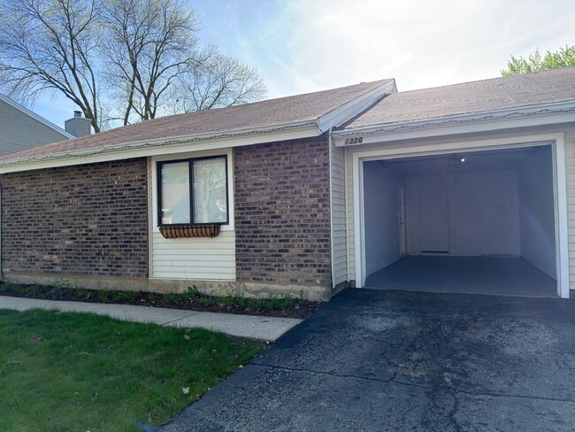 1326 N Shadow Lake Ter in Palatine, IL - Foto de edificio - Building Photo