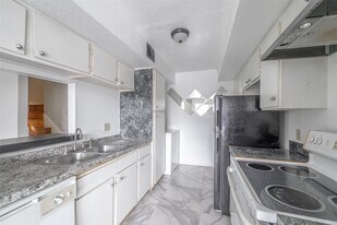 6633 W Airport Blvd in Houston, TX - Building Photo