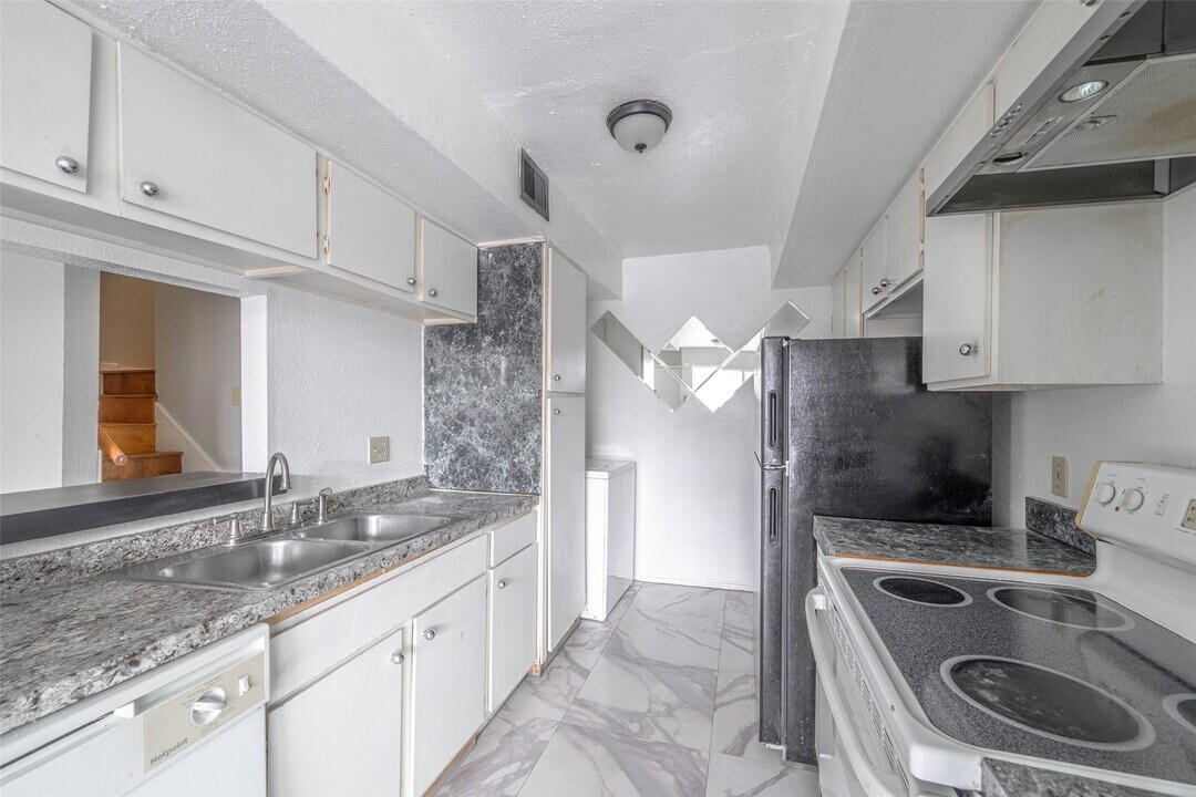 6633 W Airport Blvd in Houston, TX - Building Photo