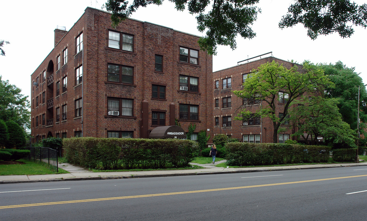 Ambassador in Springfield, MA - Foto de edificio