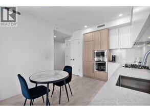 537 Cottonwood Ave in Coquitlam, BC - Building Photo - Building Photo