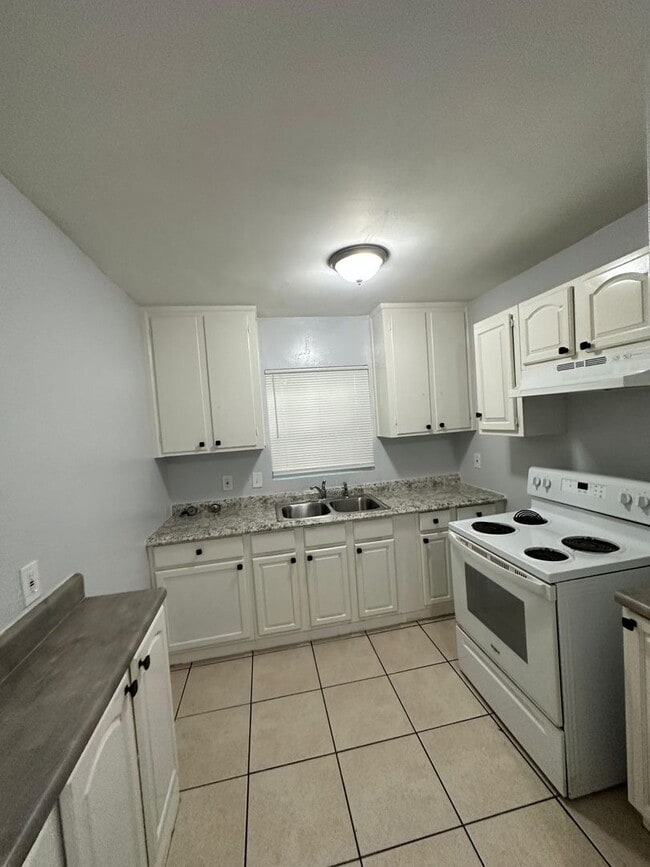 property at 1109 W 20th St