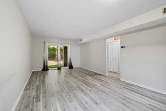 402 Twin Circle Dr in South Windsor, CT - Building Photo - Building Photo