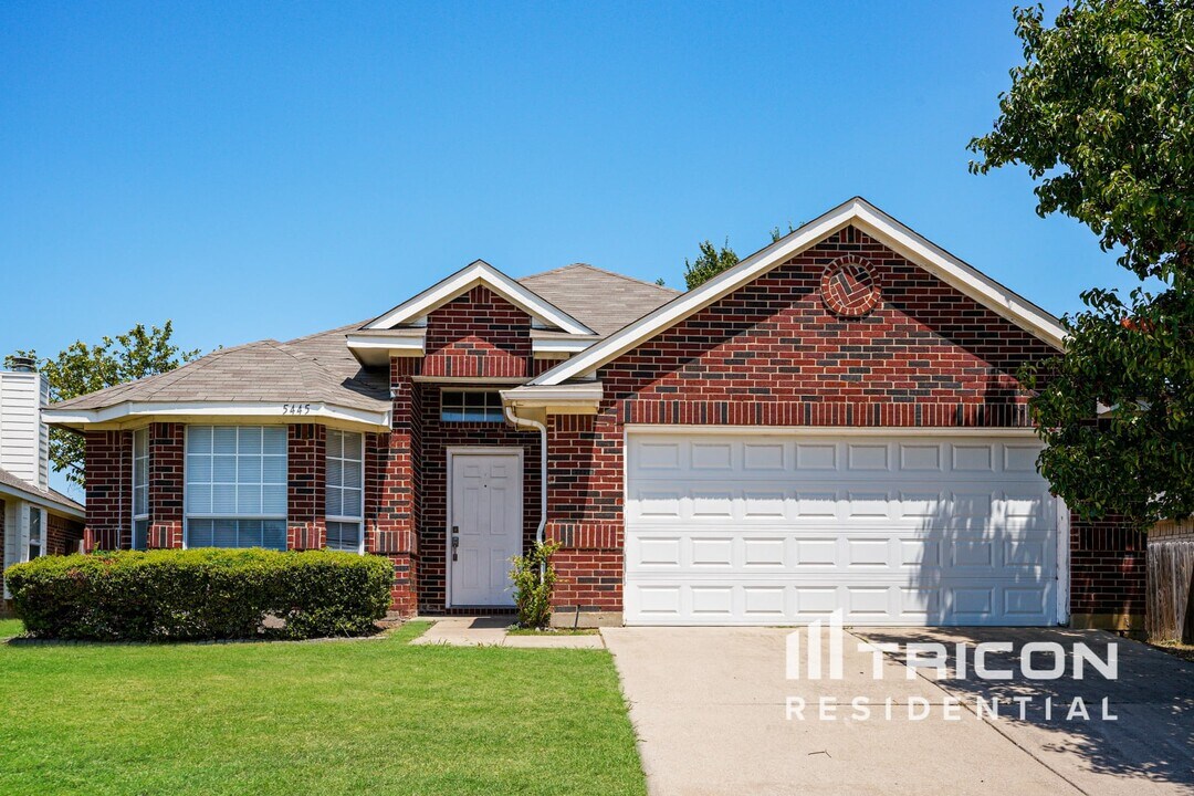 5445 Trout Creek Ct in Watauga, TX - Building Photo