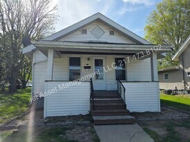 524 Chiles St in Carlinville, IL - Building Photo