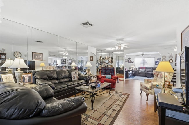 8164 Pagoda Dr in Spring Hill, FL - Foto de edificio - Building Photo