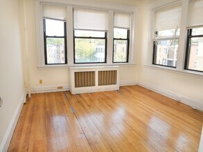 223 Saint Paul St, Unit 2 in Brookline, MA - Foto de edificio - Building Photo