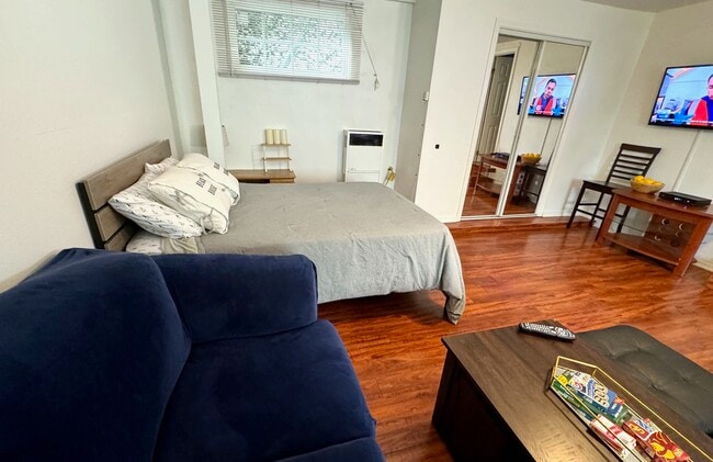 713 N Mansfield Ave in Los Angeles, CA - Foto de edificio - Building Photo