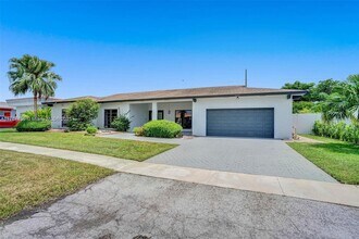16610 Royal Poinciana Ct in Weston, FL - Building Photo - Building Photo