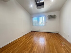 15-25 Utopia Pkwy in Queens, NY - Foto de edificio - Building Photo