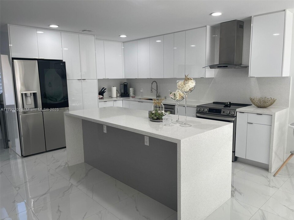 10383 SW 138th Pl in Miami, FL - Building Photo