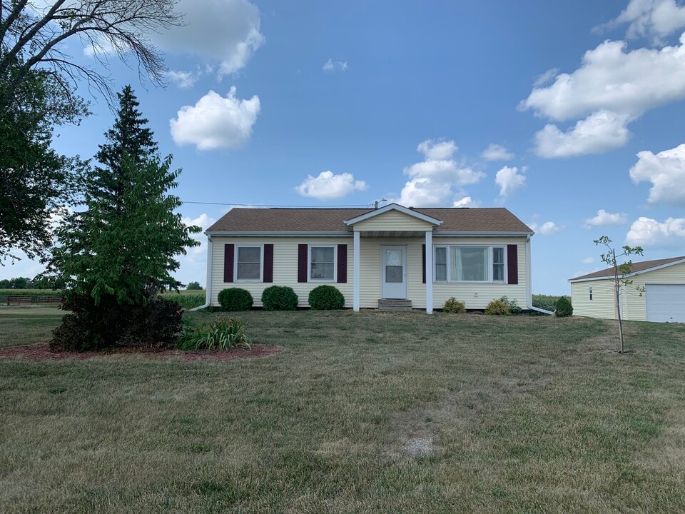 3032 County Home Rd in Marion, IA - Foto de edificio