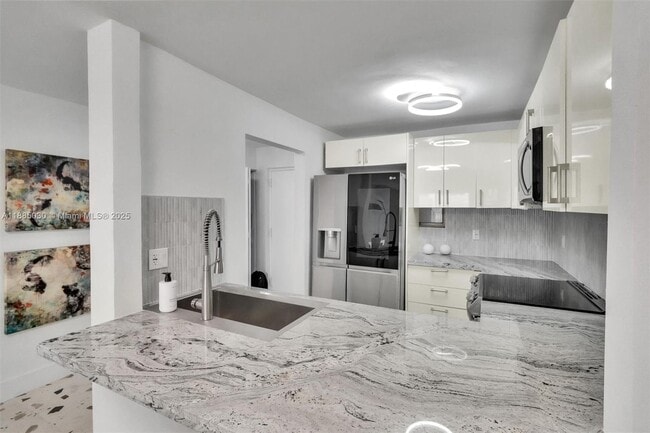 3527 NE 168th St in North Miami Beach, FL - Building Photo - Building Photo