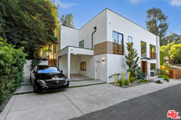 8446 Kirkwood Dr in Los Angeles, CA - Foto de edificio - Building Photo