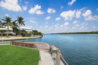 1389 Siesta Bayside Dr in Siesta Key, FL - Building Photo - Building Photo