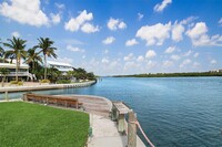 1389 Siesta Bayside Dr in Siesta Key, FL - Foto de edificio - Building Photo