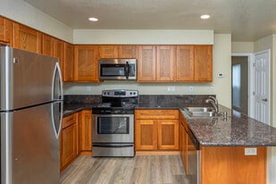 Carmel Woods Apartments in Modesto, CA - Building Photo
