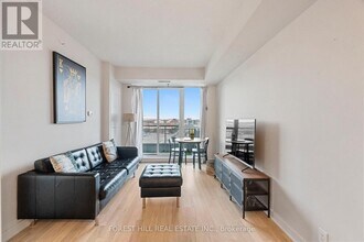 9201 Yonge St in Richmond Hill, ON - Building Photo - Building Photo