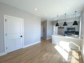 1051 W Cornelia Ave, Unit 402 in Chicago, IL - Building Photo - Building Photo