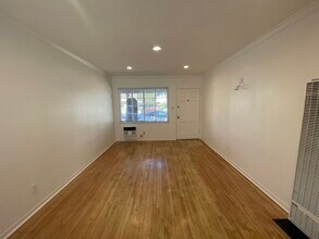 11672 Oxnard St, Unit 11672 in Los Angeles, CA - Building Photo - Building Photo