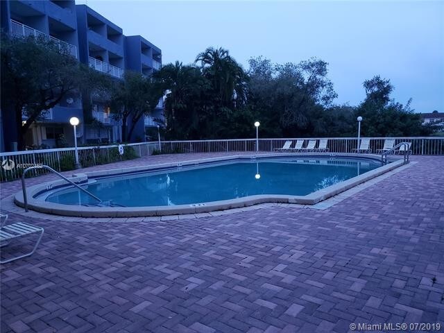 9375 Fontainebleau Blvd-Unit -L-407 in Miami, FL - Building Photo - Building Photo