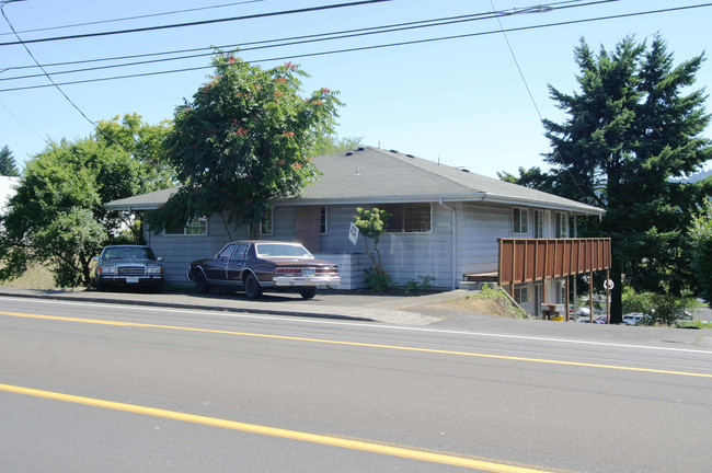 12090 SW Hall Blvd in Tigard, OR - Building Photo - Building Photo