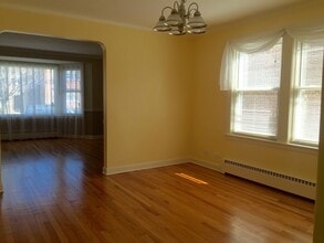 5042 N Mango Ave, Unit 1 in Chicago, IL - Foto de edificio - Building Photo