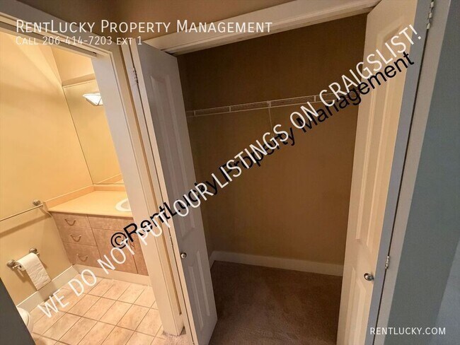 4031 Aurora Ave N in Seattle, WA - Building Photo - Building Photo