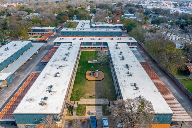 Mission Villas in San Antonio, TX - Foto de edificio - Building Photo