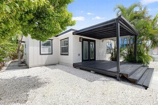 231 E Madeira Ave in Madeira Beach, FL - Building Photo