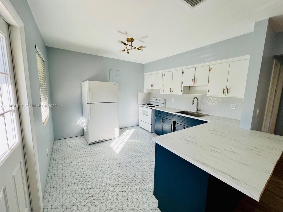 3095 SW 21st St in Miami, FL - Building Photo