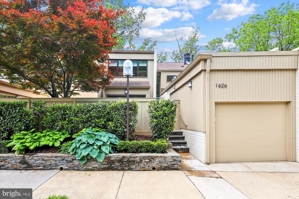 1626 Waters Edge Ln in Reston, VA - Building Photo