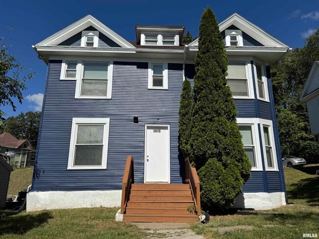 property at 1013 E 6th St