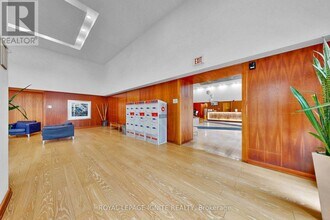 225 Webb Dr in Mississauga, ON - Building Photo - Building Photo