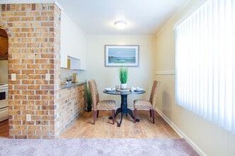 Willow Lake Apartments in North Charleston, SC - Foto de edificio - Building Photo