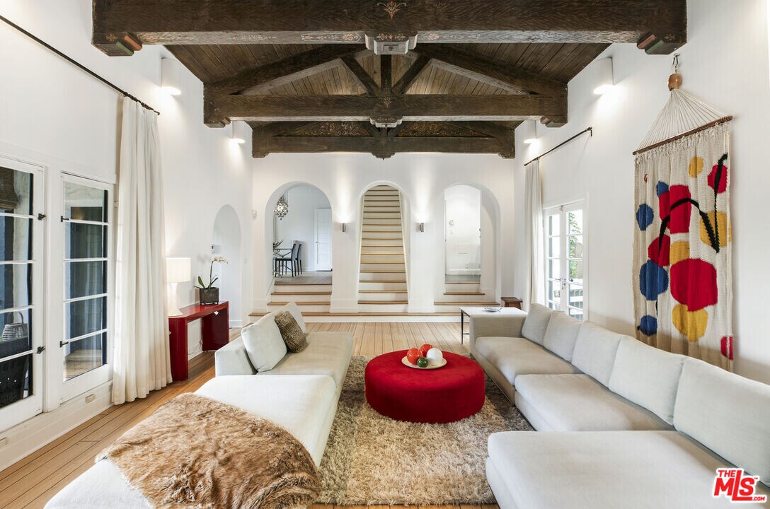6145 Rodgerton Dr in Los Angeles, CA - Building Photo