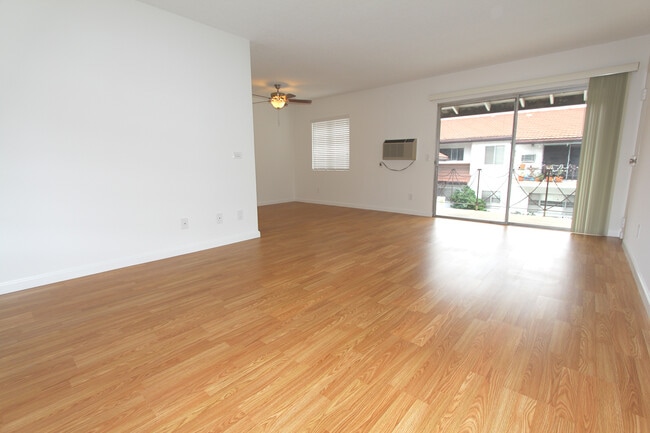 The Gables Apartments in Reseda, CA - Building Photo - Building Photo