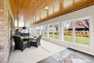 2358 N Channel Dr in Harsens Island, MI - Foto de edificio - Building Photo