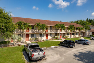 Lakeview Gardens Condominiums in Lake Worth, FL - Building Photo - Building Photo