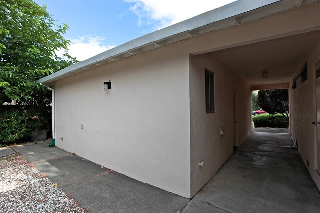 1623 Merritt Dr in Novato, CA - Foto de edificio - Building Photo