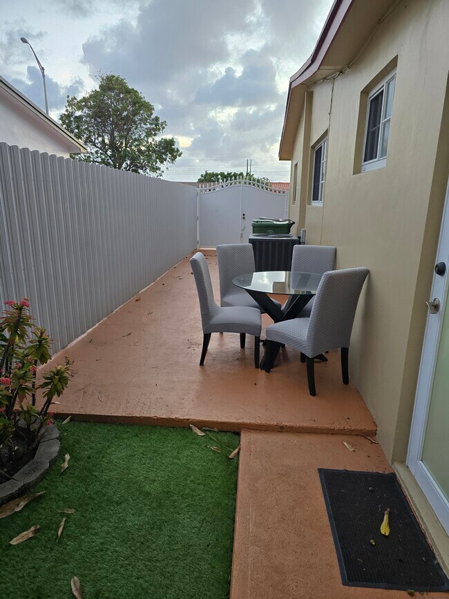 3575 W 14th Ct, Unit 3575 in Hialeah, FL - Building Photo - Building Photo