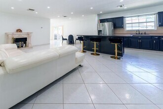 2011 N 43rd Ave in Hollywood, FL - Building Photo - Building Photo