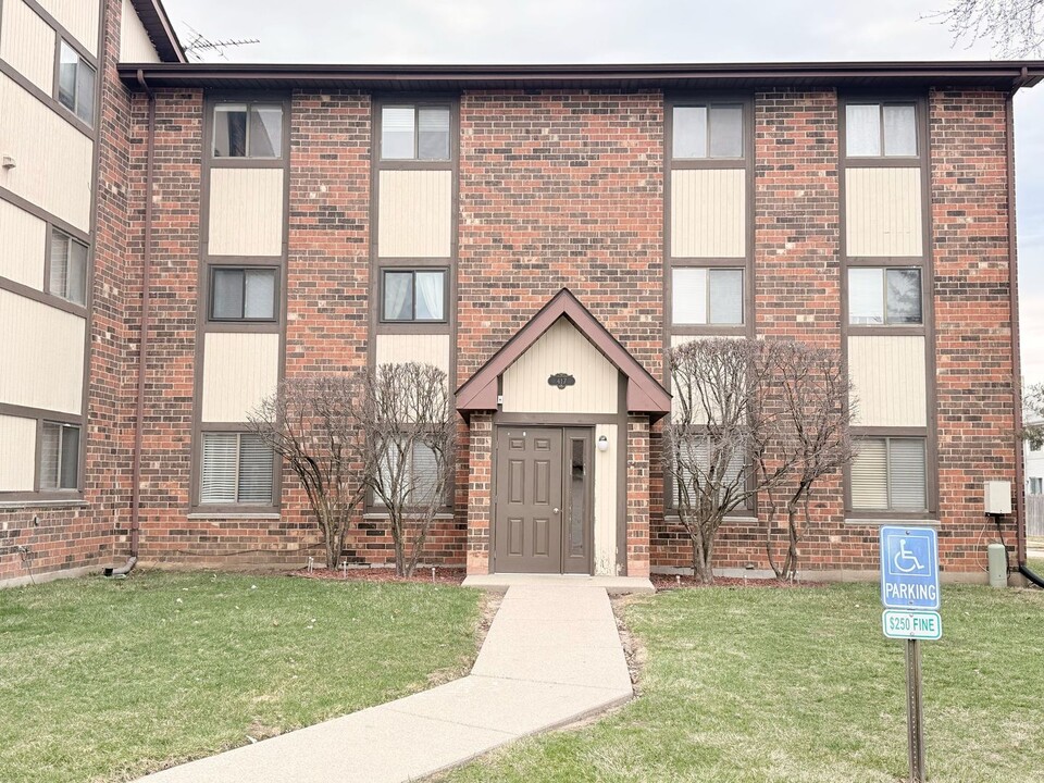 417 Berkshire Dr in Crystal Lake, IL - Building Photo