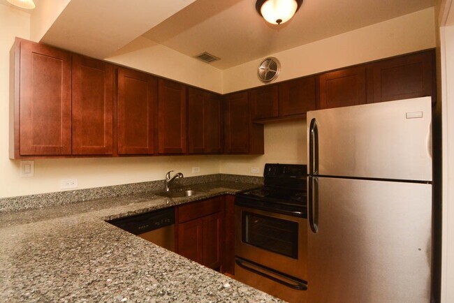 1225 N LaSalle, Unit J2 in Chicago, IL - Foto de edificio - Building Photo