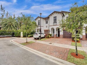 8925 NW 102nd Ct in Doral, FL - Building Photo - Building Photo