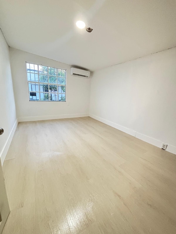 2035 NW 26th St in Miami, FL - Foto de edificio - Building Photo