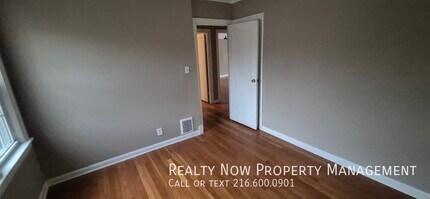 3634 Glencairn Rd in Shaker Heights, OH - Foto de edificio - Building Photo