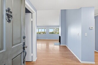 1999 Seawind Way in Oceanside, CA - Foto de edificio - Building Photo