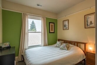 1704 Southeast Ankeny Street, Unit Apt A in Portland, OR - Building Photo - Building Photo